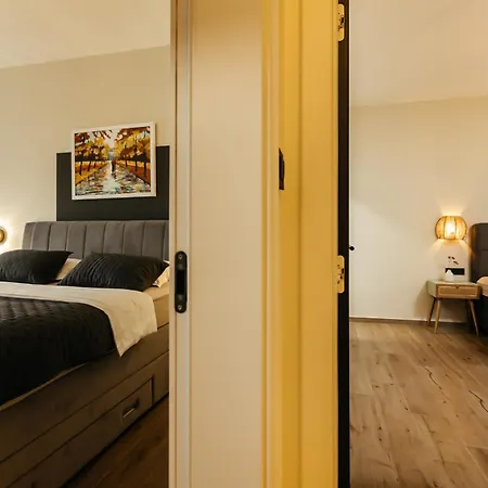 New Luxury Colorful With 60sqm Heated Pool, Jacuzzi, Sauna, 6 Bedrooms * Zmijavci