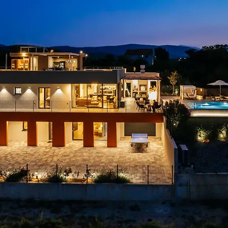 New Luxury Colorful With 60sqm Heated Pool, Jacuzzi, Sauna, 6 Bedrooms Villa *